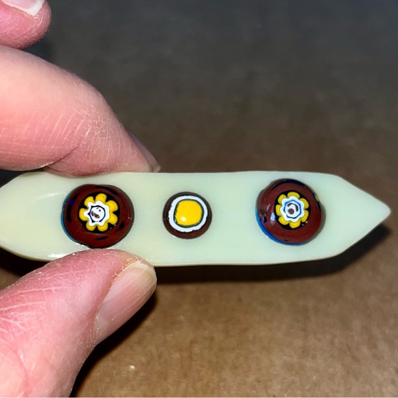 3” glass bar pin. Very good condition. Shades of off-white, brown and yellow. - Picture 3 of 4